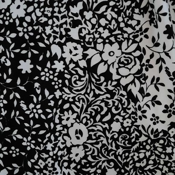 tres YOU Soft Black and White Floral Printed Scalloped Neck Top Ladies size XL - Picture 9 of 9